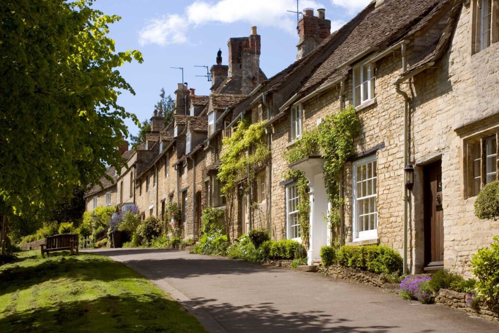 England, Oxfordshire, Cotswolds, Burford, street scene